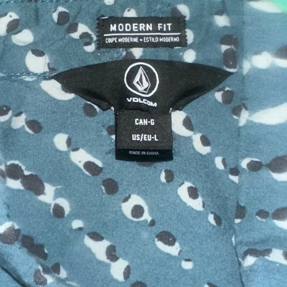 Men’s used size L large button front Volcom short sleeve modern fit - Picture 2 of 3
